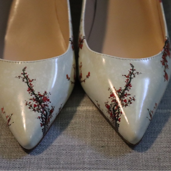 Reindee Lusion cream/off-white and red floral/branch design, size 9.5 heels - Picture 1 of 8